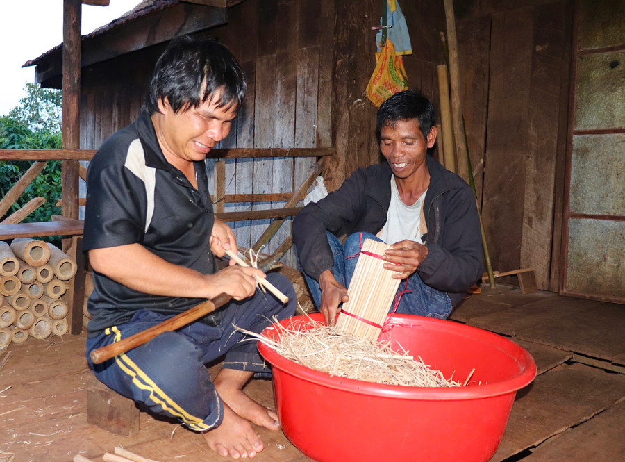 Hằng ngày, anh Bôm sẽ ngồi trước hiên nhà sàn vót đũa từ 9 giờ sáng đến 6 giờ chiều. Ảnh: Lạc Hà Hằng ngày, anh Bôm sẽ ngồi trước hiên nhà sàn vót đũa từ 9 giờ sáng đến 6 giờ chiều. Ảnh: Lạc Hà