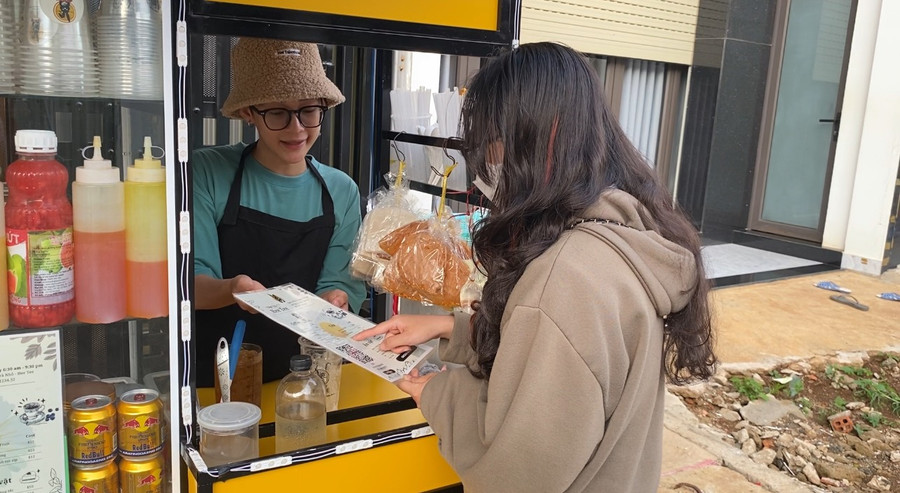 Bảo Huy bên chiếc xe nước khởi nghiệp Ảnh: Trân Trân