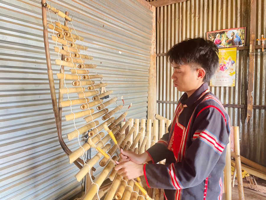 Tình yêu âm nhạc truyền thống thôi thúc cậu thanh thiên 18 tuổi Ksor Djoan theo học chế tác nhạc cụ dân tộc. Ảnh: Trân Trân Tình yêu âm nhạc truyền thống thôi thúc cậu thanh thiên 18 tuổi Ksor Djoan theo học chế tác nhạc cụ dân tộc. Ảnh: Trân Trân