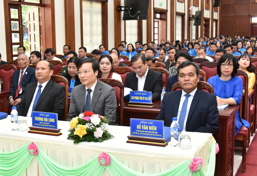 Các đồng chí lãnh đạo tỉnh tham dự Đại hội Công đoàn tỉnh Gia Lai lần thứ XI (nhiệm kỳ 2023-2028). Ảnh: Đức Thụy