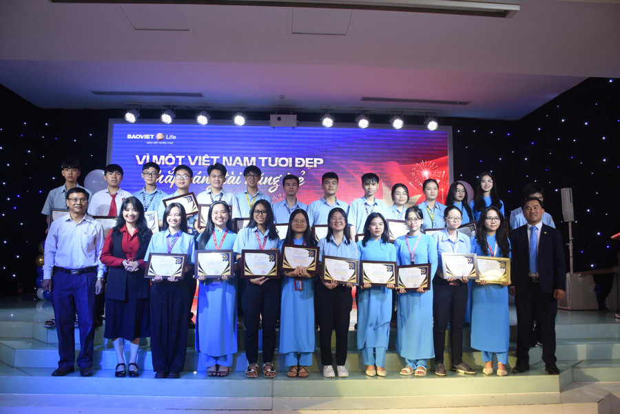 Công ty Bảo Việt Nhân thọ Gia Lai đã trao 32 suất học bổng “Thắp sáng tài năng trẻ” cho 32 học sinh tỉnh Gia Lai có thành tích học tập xuất sắc đạt giải tại các cuộc thi học sinh giỏi cấp tỉnh. Ảnh: Đinh Yến