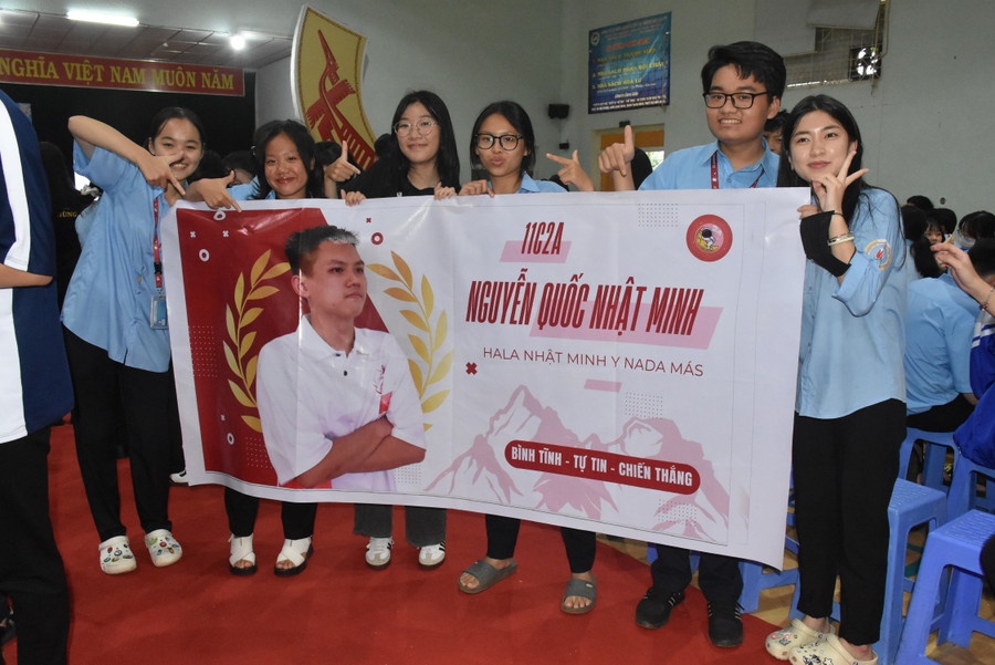 Em Nguyễn Quốc Nhật Minh xuất sắc về đích với 110 điểm và giành vòng nguyệt quế đại diện cho học sinh Trường THPT chuyên Hùng Vương tham gia cuộc thi &quot;Đường lên đỉnh Olympia&quot; do Đài Truyền hình Việt Nam tổ chức trong thời gian đến. Ảnh: Đinh Yến