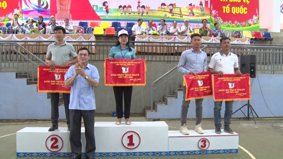 Các trường Tiểu học đã giành giải toàn đoàn ở HKPĐ huyện Đức Cơ. Ảnh: Huy Tịnh