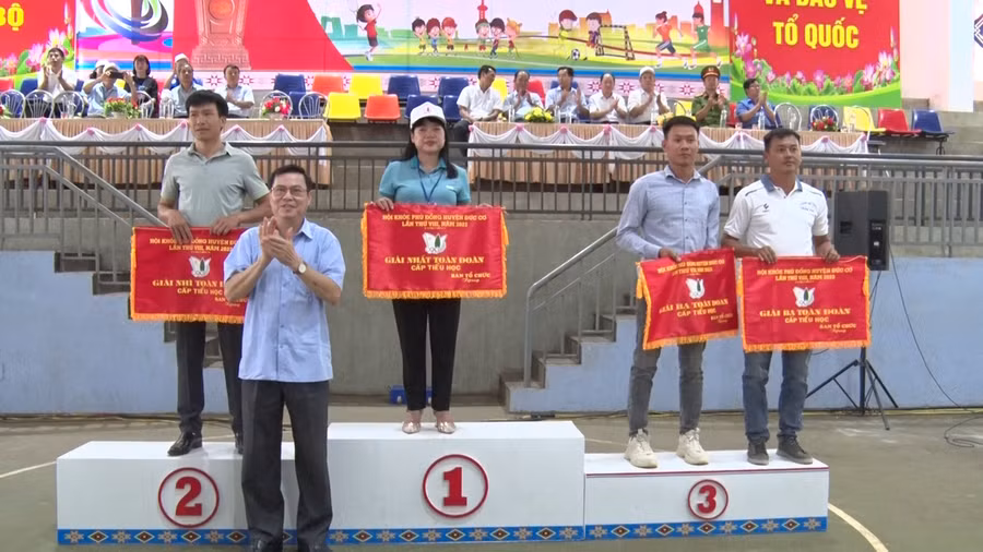 Các trường Tiểu học đã giành giải toàn đoàn ở HKPĐ huyện Đức Cơ. Ảnh: Huy Tịnh