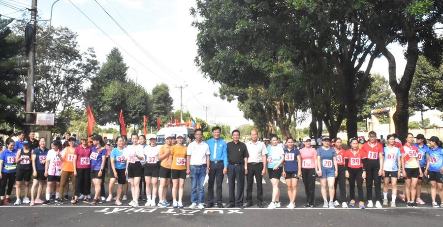Đại biểu tham dự khai mạc Hội thao chúc mừng các vận động viên nữ chạy việt dã trước giờ xuất phát. Ảnh: Đinh Yến Đại biểu tham dự khai mạc Hội thao chúc mừng các vận động viên nữ chạy việt dã trước giờ xuất phát. Ảnh: Đinh Yến