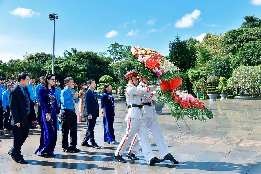 Đoàn đại biểu dâng hoa trước Tượng đài Bác Hồ với các dân tộc Tây Nguyên tại Quảng trường Đại Đoàn Kết, TP. Pleiku. Ảnh: Đức Thụy