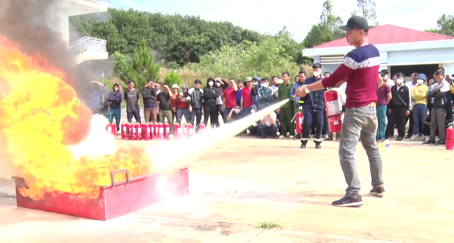 Lực lượng dân phòng thực hành chữa cháy . Ảnh: Đinh Yến Lực lượng dân phòng thực hành chữa cháy . Ảnh: Đinh Yến