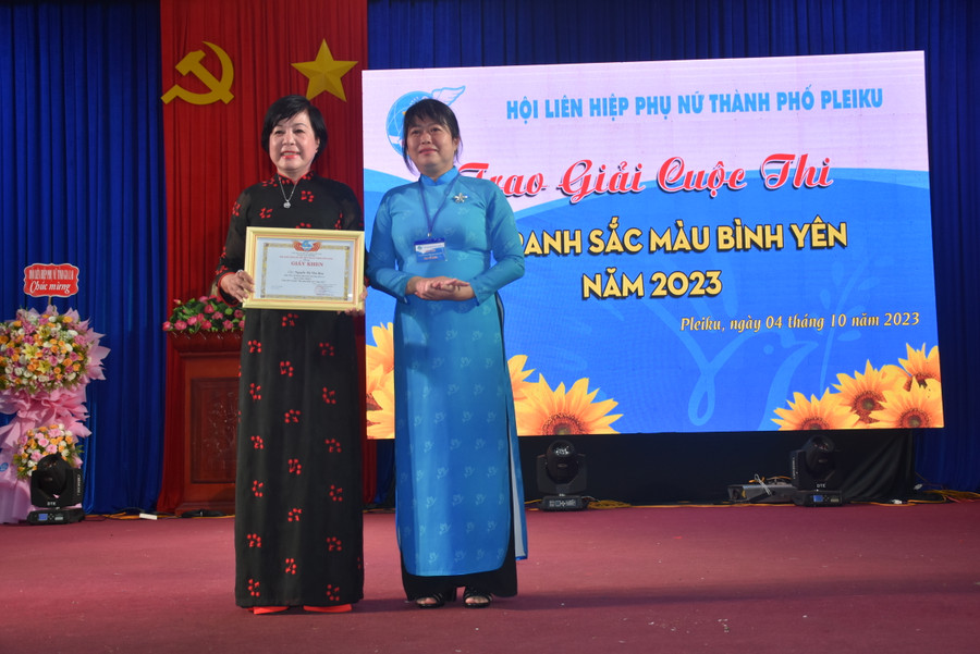 Ban tổ chức Cuộc thi vẽ tranh “Sắc màu bình yên” trao giải nhất cho chị Nguyễn Thị Thu Hoa (Hội LHPN phường Hoa Lư). Ảnh: Đinh Yến Ban tổ chức Cuộc thi vẽ tranh “Sắc màu bình yên” trao giải nhất cho chị Nguyễn Thị Thu Hoa (Hội LHPN phường Hoa Lư). Ảnh: Đinh Yến