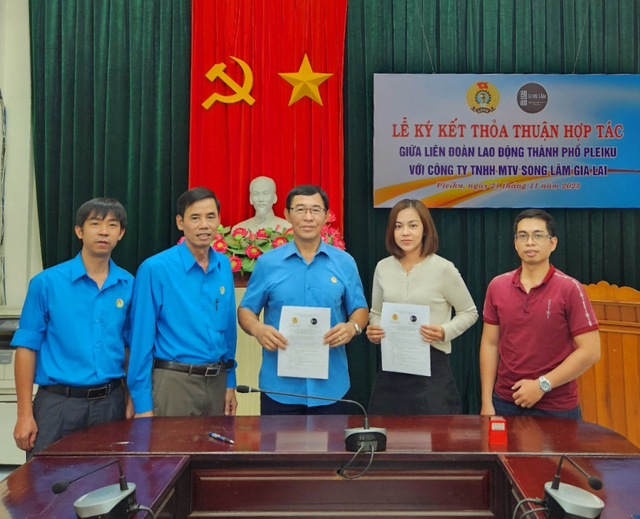 Hai bên ký thỏa thuận hợp tác về chương trình phúc lợi đoàn viên Công đoàn và người lao động. Ảnh: Hà Tây Hai bên ký thỏa thuận hợp tác về chương trình phúc lợi đoàn viên Công đoàn và người lao động. Ảnh: Hà Tây