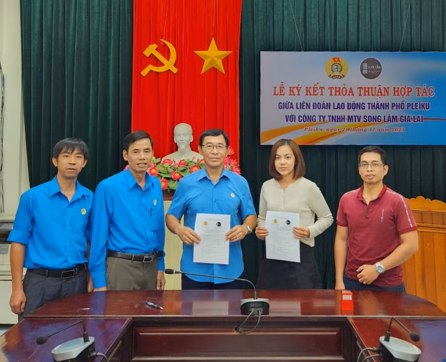 Hai bên ký thỏa thuận hợp tác về chương trình phúc lợi đoàn viên Công đoàn và người lao động. Ảnh: Hà Tây