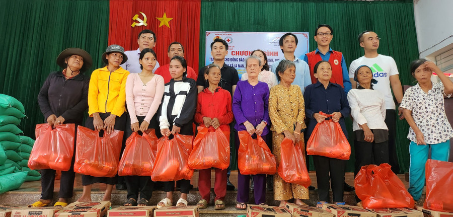 Đoàn trao quà cho người nghèo xã Ia Nan. Ảnh: Thanh Tịnh Đoàn trao quà cho người nghèo xã Ia Nan. Ảnh: Thanh Tịnh