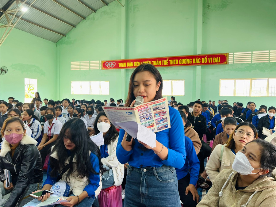 Đoàn viên thanh niên trao đổi thông tin về vị trí việc làm tại Sàn giao dịch việc làm. Ảnh: Đinh Yến Đoàn viên thanh niên trao đổi thông tin về vị trí việc làm tại Sàn giao dịch việc làm. Ảnh: Đinh Yến