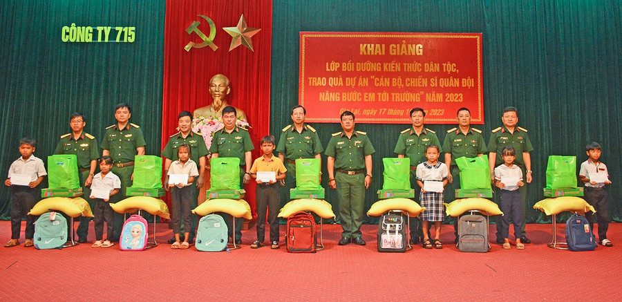 Công ty 715 trao tiền, nhu yếu phẩm, đồ dùng học tập cho các em học sinh theo Dự án “Cán bộ, chiến sĩ Quân đội nâng bước em tới trường” năm 2023. Ảnh: Đinh Yến Công ty 715 trao tiền, nhu yếu phẩm, đồ dùng học tập cho các em học sinh theo Dự án “Cán bộ, chiến sĩ Quân đội nâng bước em tới trường” năm 2023. Ảnh: Đinh Yến