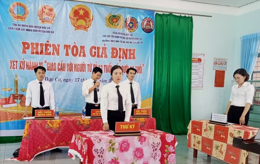Quang cảnh phiên tòa giả định. Ảnh: Mỹ Duyên