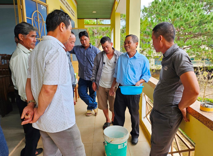 Các học viên thực hành kỹ thuật nuôi sâu canxi, trùn quế. Ảnh: Thu Hoài