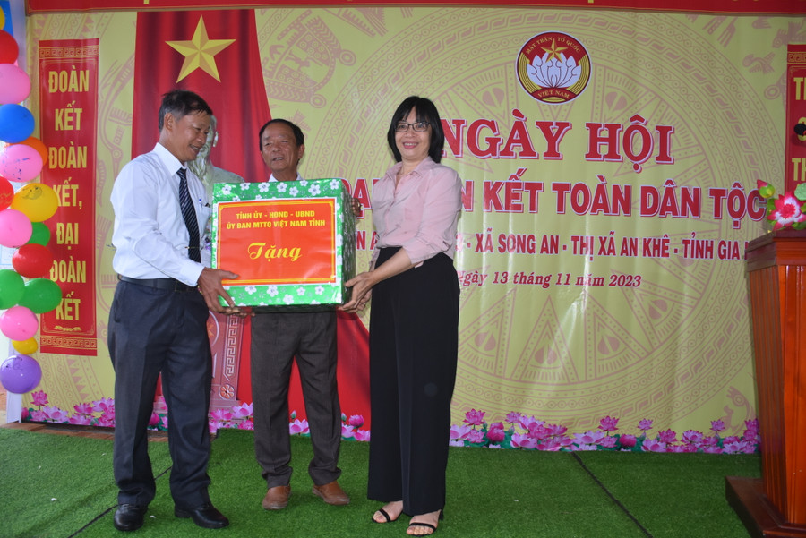 Thay mặt Tỉnh ủy, HĐND, UBND, Ủy ban MTTQ Việt Nam tỉnh, Phó Chủ tịch UBND tỉnh Nguyễn Thị Thanh Lịch tặng quà cho thôn An Thượng 3. Ảnh: Đinh Yến Thay mặt Tỉnh ủy, HĐND, UBND, Ủy ban MTTQ Việt Nam tỉnh, Phó Chủ tịch UBND tỉnh Nguyễn Thị Thanh Lịch tặng quà cho thôn An Thượng 3. Ảnh: Đinh Yến