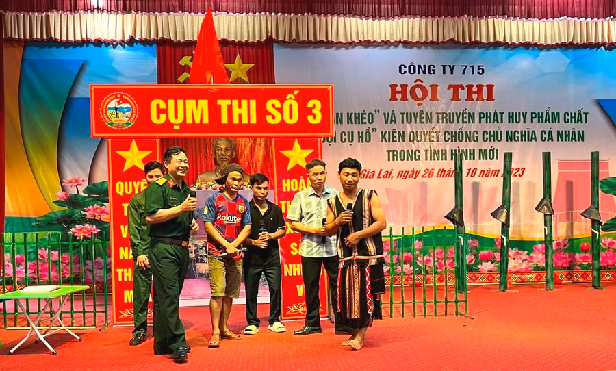 Các thí sinh tham gia phần thi tuyên truyền. Ảnh: Đinh Yến