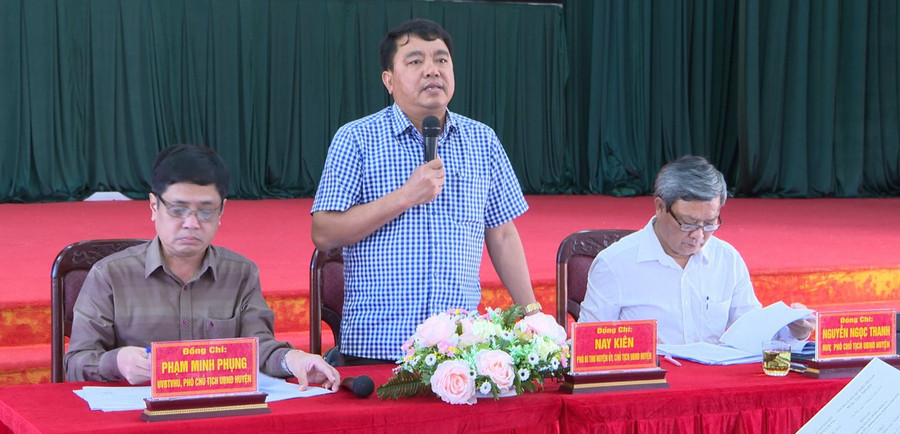 Ông Nay Kiên (đứng)-Chủ tịch UBND huyện Chư Păh và các Phó Chủ tịch UBND huyện chủ trì hội nghị. Ảnh: Đinh Yến Ông Nay Kiên (đứng)-Chủ tịch UBND huyện Chư Păh và các Phó Chủ tịch UBND huyện chủ trì hội nghị. Ảnh: Đinh Yến