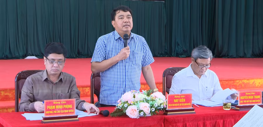 Ông Nay Kiên (đứng)-Chủ tịch UBND huyện Chư Păh và các Phó Chủ tịch UBND huyện chủ trì hội nghị. Ảnh: Đinh Yến