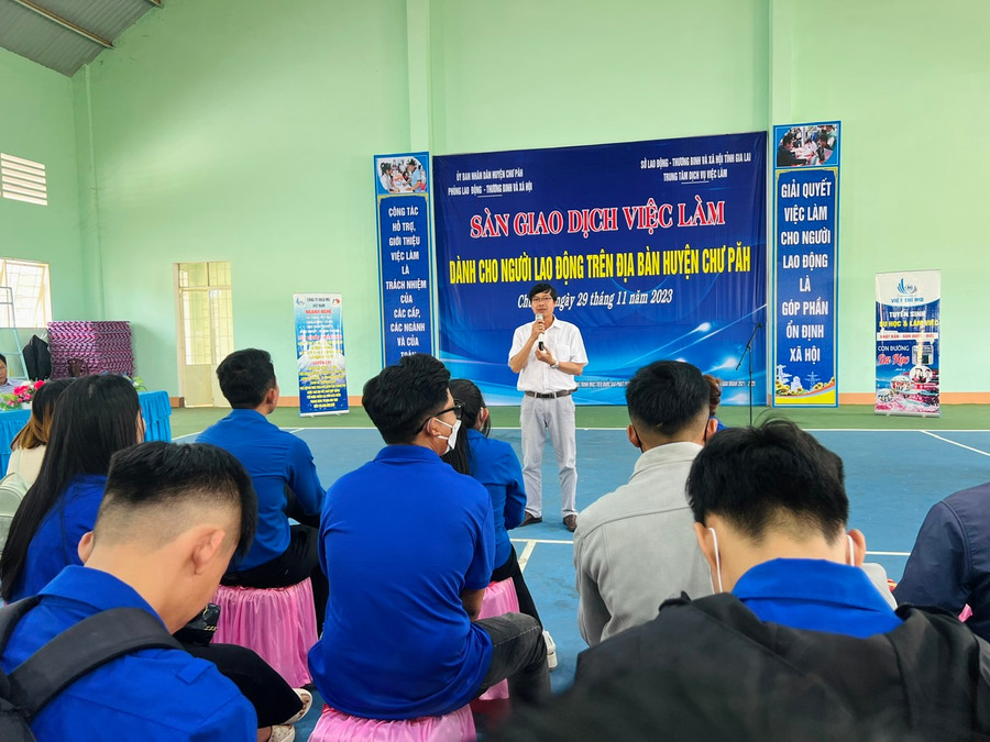 Quang cảnh Sàn giao dịch việc làm huyện Chư Păh. Ảnh: Đinh Yến Quang cảnh Sàn giao dịch việc làm huyện Chư Păh. Ảnh: Đinh Yến