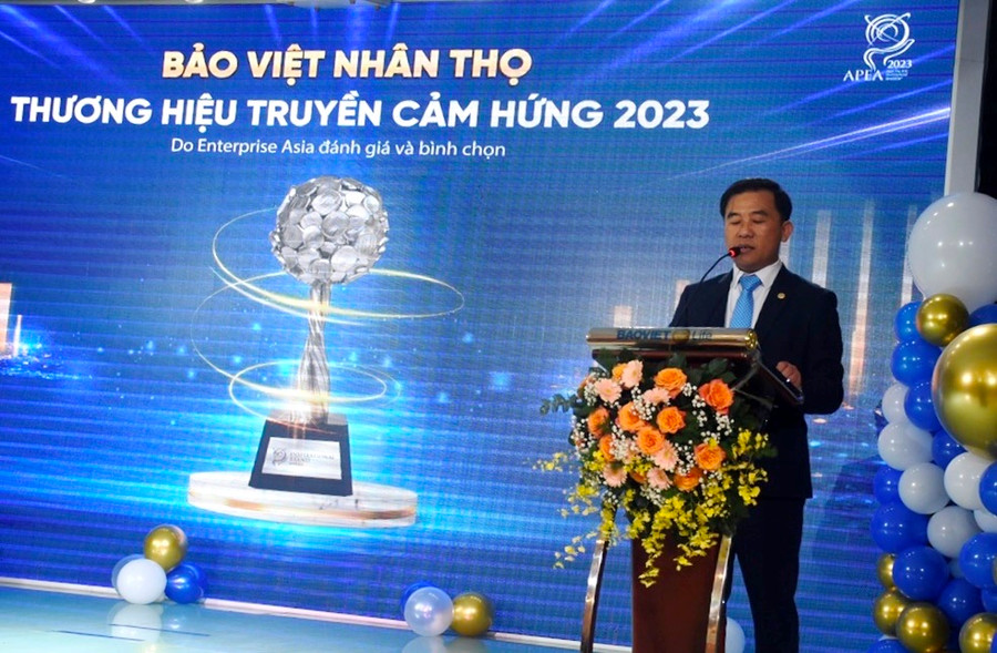 Ông Nguyễn Hoàng Hải Đăng-Phó Giám đốc Điều hành Công ty Bảo Việt Nhân thọ Gia Lai công bố giải thưởng Bảo Việt Nhân thọ “Thương hiệu truyền cảm hứng 2023” do Hiệp hội doanh nghiệp Châu Á bình chọn. Ảnh: Đinh Yến
