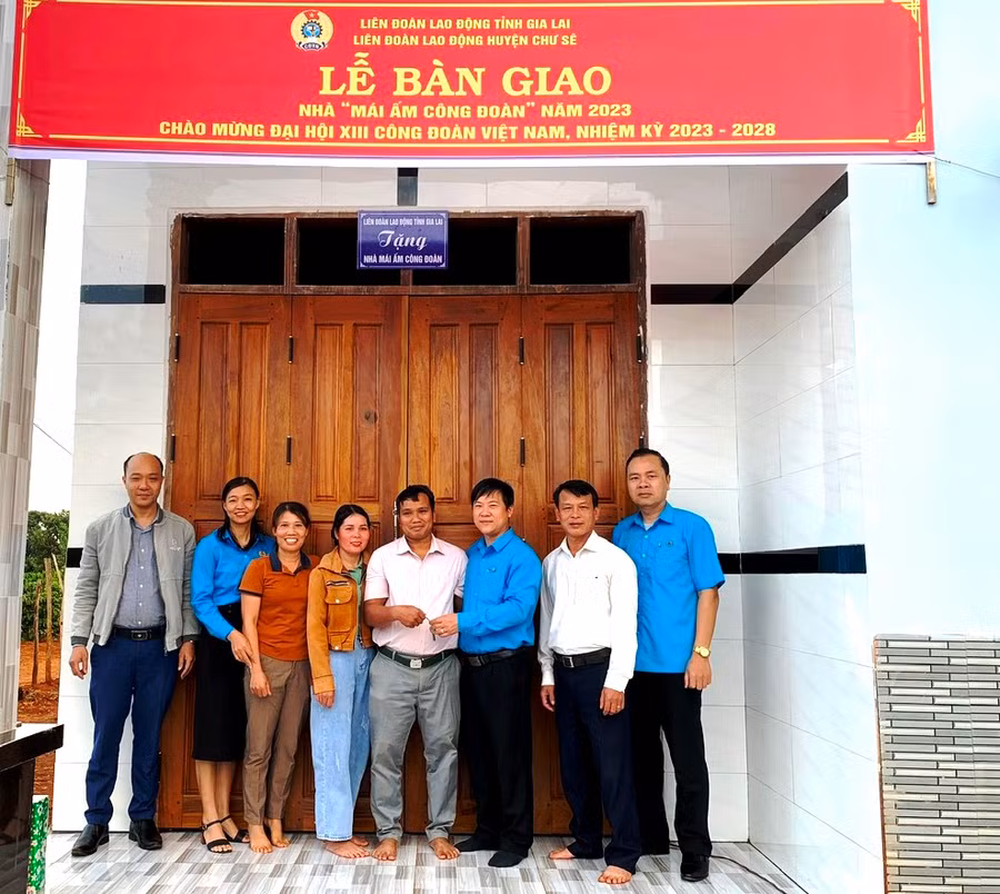 Liên đoàn Lao động huyện Chư Sê trao "Mái ấm Công đoàn" cho gia đình anh Siu Tích. Ảnh: Đinh Yến