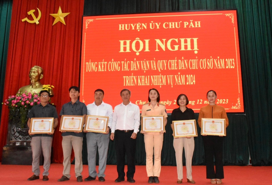 Phó Chủ tịch UBND huyện Chư Păh Nguyễn Ngọc Thanh (thứ 4 từ phải qua) tặng giấy khen cho các cá nhân tập thể đã có thành tích tốt trong phong trào thi đua “Dân vận khéo” năm 2023. Ảnh: Đinh Yến Phó Chủ tịch UBND huyện Chư Păh Nguyễn Ngọc Thanh (thứ 4 từ phải qua) tặng giấy khen cho các cá nhân tập thể đã có thành tích tốt trong phong trào thi đua “Dân vận khéo” năm 2023. Ảnh: Đinh Yến