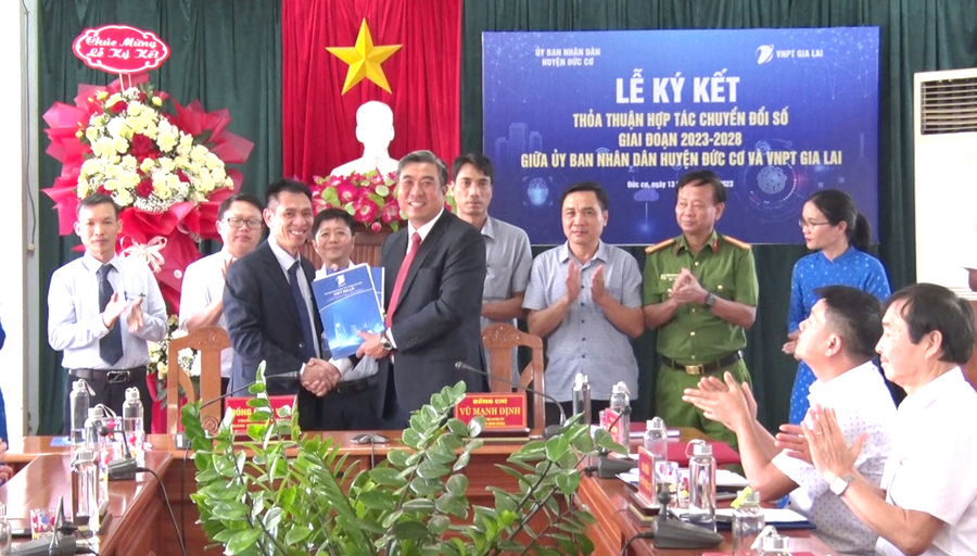 Đại diện lãnh đạo huyện Đức Cơ và VNPT Gia Lai ký kết hợp tác chuyển đổi số giai đoạn 2023-2028. Ảnh: Huy Tịnh Đại diện lãnh đạo huyện Đức Cơ và VNPT Gia Lai ký kết hợp tác chuyển đổi số giai đoạn 2023-2028. Ảnh: Huy Tịnh