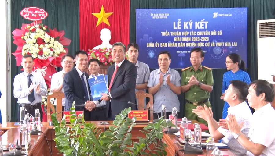 Đại diện lãnh đạo huyện Đức Cơ và VNPT Gia Lai ký kết hợp tác chuyển đổi số giai đoạn 2023-2028. Ảnh: Huy Tịnh