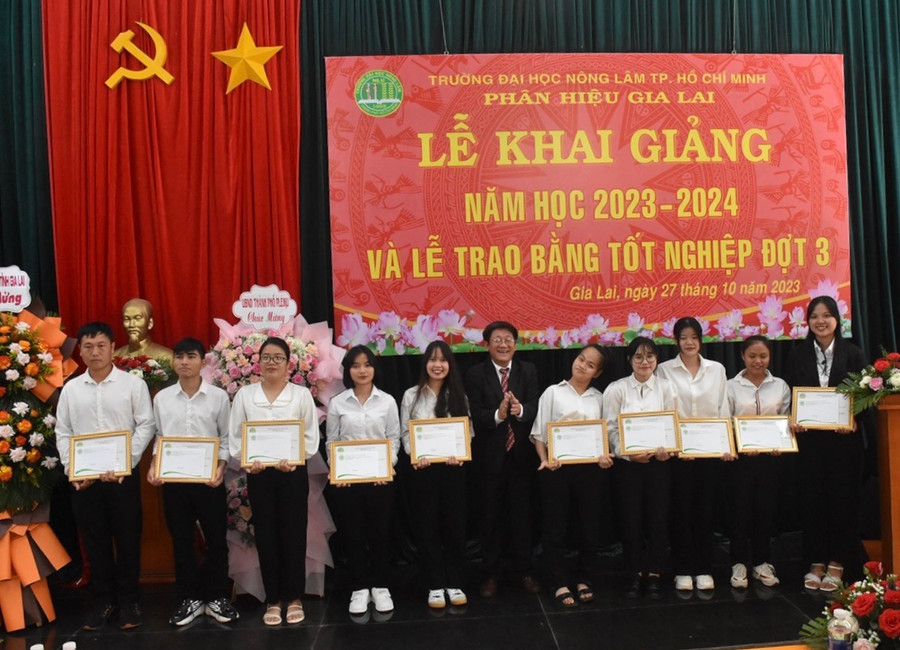 Lãnh đạo Phân hiệu trao học bổng cho sinh viên vượt khó. Ảnh: Đinh Yến