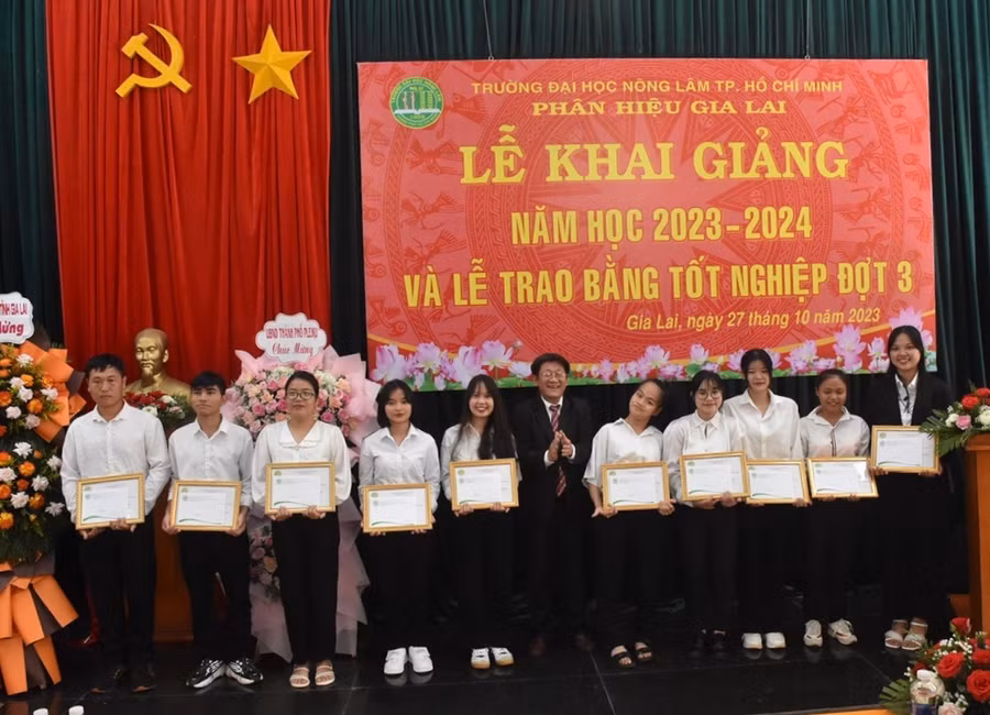 Lãnh đạo Phân hiệu trao học bổng cho sinh viên vượt khó. Ảnh: Đinh Yến