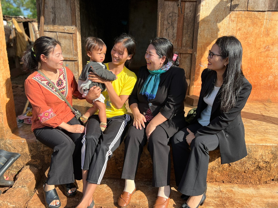 Đoàn khảo sát tại gia đình chị Rơ Châm Thoan, làng Diếp, xã Kông Htok, huyện Chư Sê. Ảnh: Đinh Yến Đoàn khảo sát tại gia đình chị Rơ Châm Thoan, làng Diếp, xã Kông Htok, huyện Chư Sê. Ảnh: Đinh Yến