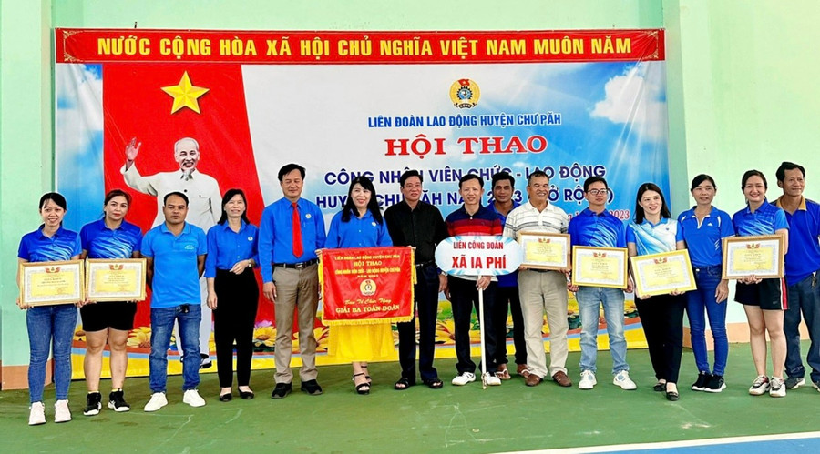 Ban tổ chức trao giải cho các đội xuất sắc nhất tại Hội thao. Ảnh: Đinh Yến Ban tổ chức trao giải cho các đội xuất sắc nhất tại Hội thao. Ảnh: Đinh Yến