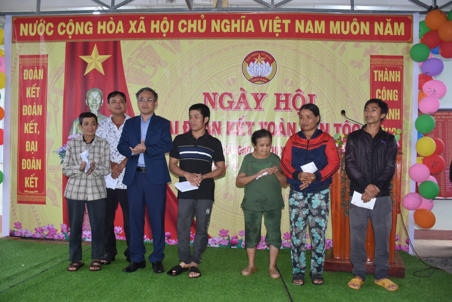 Thị xã An Khê và ông Huỳnh Quang Thái-Ủy viên Ban Thường vụ Tỉnh ủy, Trưởng ban Tổ chức Tỉnh ủy gửi 6 phần quà tặng cho 6 hộ nghèo, cận nghèo của thôn. Ảnh: Đinh Yến Thị xã An Khê và ông Huỳnh Quang Thái-Ủy viên Ban Thường vụ Tỉnh ủy, Trưởng ban Tổ chức Tỉnh ủy gửi 6 phần quà tặng cho 6 hộ nghèo, cận nghèo của thôn. Ảnh: Đinh Yến