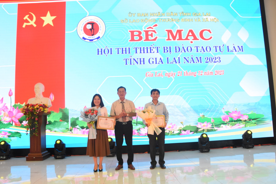 Ông Trần Thanh Hải- Phó Giám đốc Sở Lao động-Thương binh và Xã hội trao giải nhất cho 2 mô hình của 2 nhóm tác giả Trường Cao đẳng Gia Lai. Ảnh: Đinh Yến Ông Trần Thanh Hải- Phó Giám đốc Sở Lao động-Thương binh và Xã hội trao giải nhất cho 2 mô hình của 2 nhóm tác giả Trường Cao đẳng Gia Lai. Ảnh: Đinh Yến