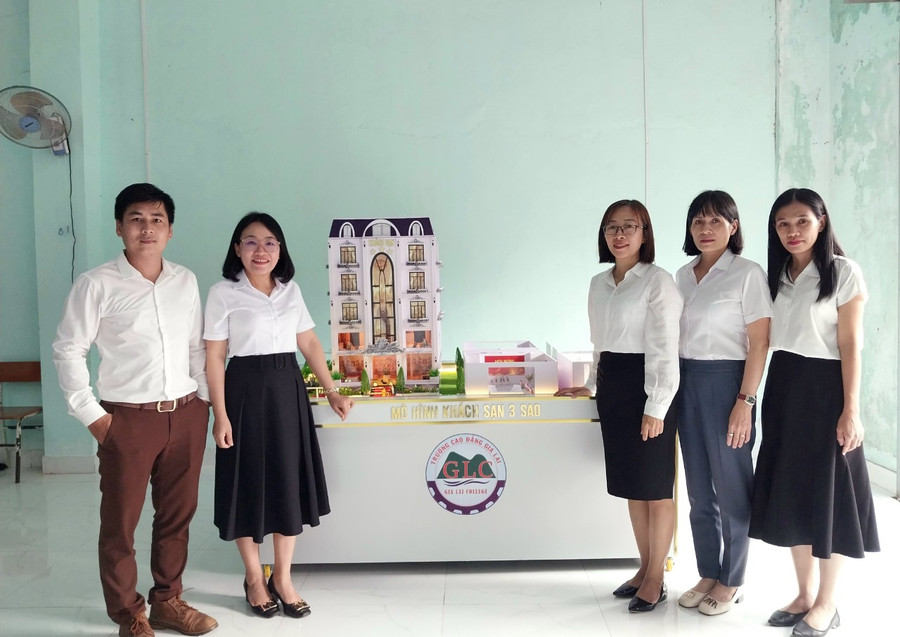 Nhóm tác giả Nguyễn Thị Mỹ Linh, Trương Thị Hằng, Nguyễn Viết Xuân, Nguyễn Thị Lan, Nguyễn Thị Thúy An đạt giải nhất Hội thi với mô hình khách sạn tiêu chuẩn 3 sao. Ảnh: Đinh Yến Nhóm tác giả Nguyễn Thị Mỹ Linh, Trương Thị Hằng, Nguyễn Viết Xuân, Nguyễn Thị Lan, Nguyễn Thị Thúy An đạt giải nhất Hội thi với mô hình khách sạn tiêu chuẩn 3 sao. Ảnh: Đinh Yến
