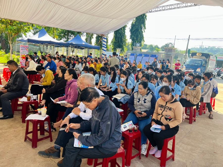 Quang cảnh phiên giao dịch việc làm tại xã Ia Dom huyện Đức Cơ. Ảnh: Đinh Yến Quang cảnh phiên giao dịch việc làm tại xã Ia Dom huyện Đức Cơ. Ảnh: Đinh Yến