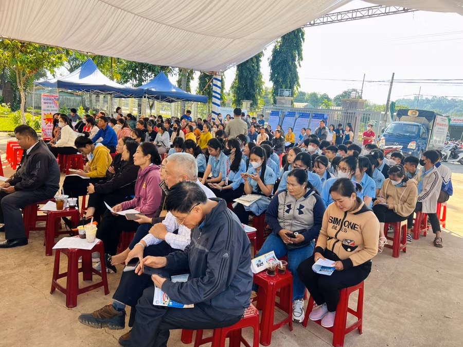 Quang cảnh phiên giao dịch việc làm tại xã Ia Dom huyện Đức Cơ. Ảnh: Đinh Yến