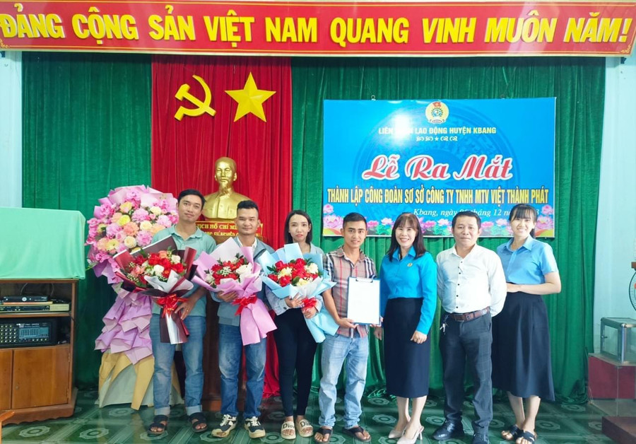 Ban Chấp hành lâm thời CĐCS Công ty TNHH một thành viên Xây dựng Việt Thành Phát Gia Lai ra mắt nhận nhiệm vụ. Ảnh: Mỹ Lệ