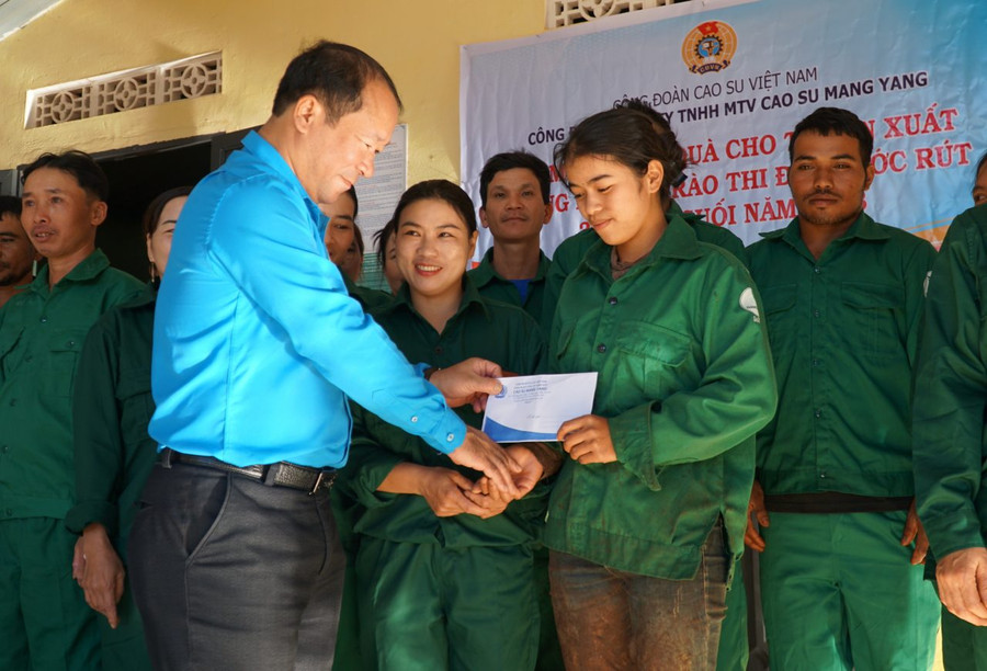 Phó Chủ tịch Công đoàn Cao su Việt Nam Nguyễn Ngọc Mùi, thăm và trao thưởng cho công nhân Tổ 4, Nông trường Đoàn kết, Công ty TNHH một thành viên Cao su Mang Yang. Ảnh: Vĩnh Mến