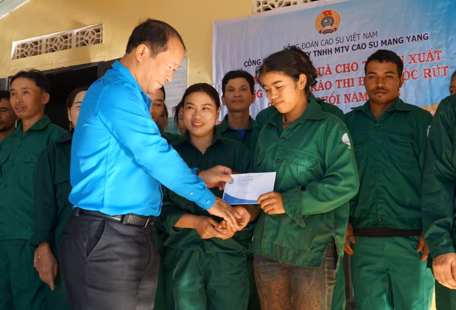 Phó Chủ tịch Công đoàn Cao su Việt Nam Nguyễn Ngọc Mùi, thăm và trao thưởng cho công nhân Tổ 4, Nông trường Đoàn kết, Công ty TNHH một thành viên Cao su Mang Yang. Ảnh: Vĩnh Mến