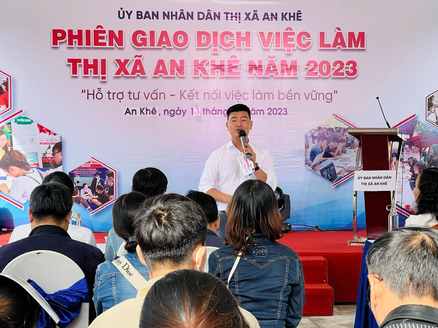 Quang cảnh phiên giao dịch việc làm tại sân Hội trường 23-3 (cũ) của thị xã An Khê. Ảnh: Đinh Yến
