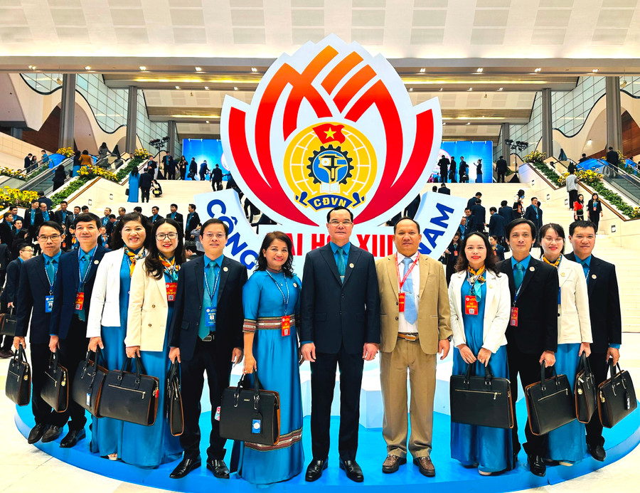 Đồng chí Rah Lan Chung (thứ 5 từ phải qua)-Phó Bí thư Tỉnh ủy cùng Đoàn đại biểu LĐLĐ tỉnh Gia Lai dự Đại hội XIII Công đoàn Việt Nam, nhiệm kỳ 2023-2028, với phương châm “Đổi mới-Dân chủ-Đoàn kết-Phát triển”. Ảnh: Mỹ Lệ Đồng chí Rah Lan Chung (thứ 5 từ phải qua)-Phó Bí thư Tỉnh ủy cùng Đoàn đại biểu LĐLĐ tỉnh Gia Lai dự Đại hội XIII Công đoàn Việt Nam, nhiệm kỳ 2023-2028, với phương châm “Đổi mới-Dân chủ-Đoàn kết-Phát triển”. Ảnh: Mỹ Lệ