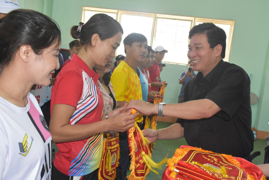 Ông Nguyễn Quang Trường-Phó Bí thư Thường trực Huyện ủy Chư Păh trao cờ lưu niệm cho các đoàn vận động viên tham gia Hội thao. Ảnh: Đinh Yến Ông Nguyễn Quang Trường-Phó Bí thư Thường trực Huyện ủy Chư Păh trao cờ lưu niệm cho các đoàn vận động viên tham gia Hội thao. Ảnh: Đinh Yến