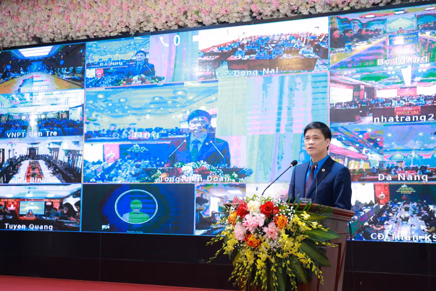 Đồng chí Ngọ Duy Hiểu - Phó Chủ tịch Tổng LĐLĐ Việt Nam trình bày chuyên đề “Một số nội dung lớn trong Nghị quyết Đại hội XIII Công đoàn Việt Nam”. Ảnh: Mỹ Lệ