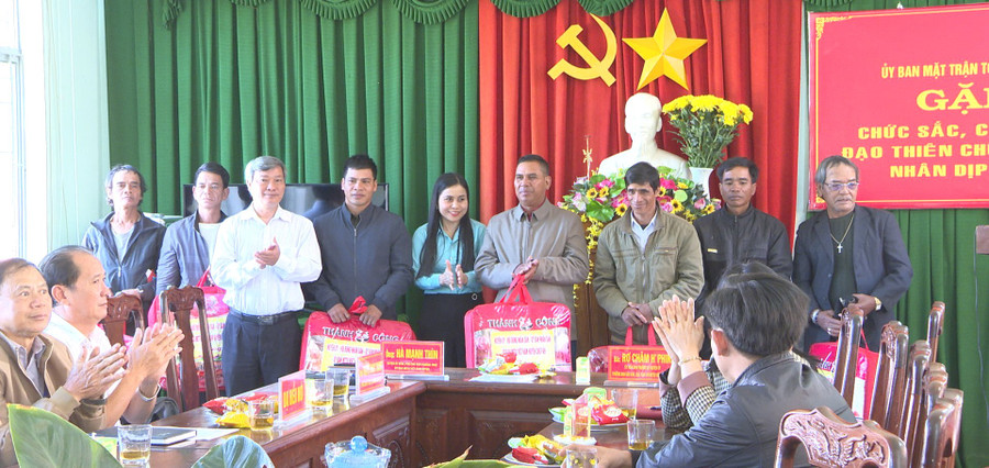 Thay mặt Huyện ủy, HĐND, UBND, Ủy ban MTTQ Việt Nam huyện, Phó Chủ tịch UBND huyện Chư Păh Nguyễn Ngọc Thanh (đứng thứ 3 từ trái qua) tặng quà cho các vị chức sắc, chức việc, chấp sự các tôn giáo nhân buổi gặp mặt. Ảnh: Đinh Yến Thay mặt Huyện ủy, HĐND, UBND, Ủy ban MTTQ Việt Nam huyện, Phó Chủ tịch UBND huyện Chư Păh Nguyễn Ngọc Thanh (đứng thứ 3 từ trái qua) tặng quà cho các vị chức sắc, chức việc, chấp sự các tôn giáo nhân buổi gặp mặt. Ảnh: Đinh Yến