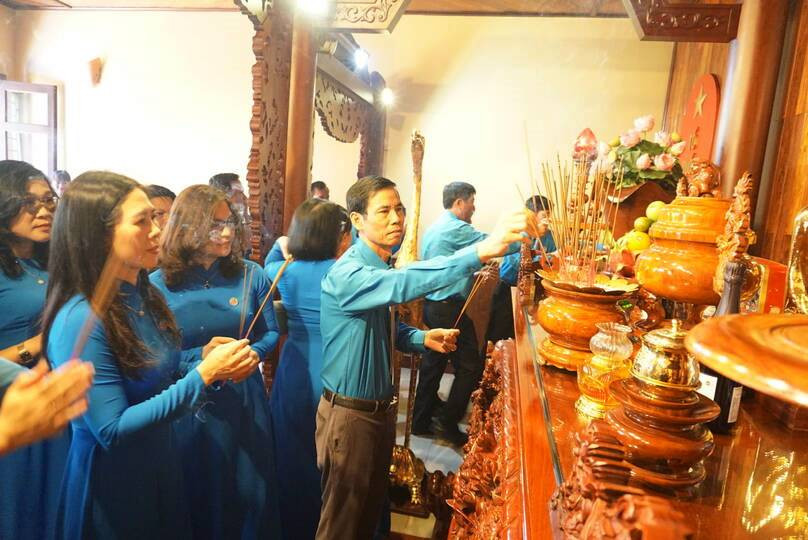 235 đại biểu của giai cấp công nhân Gia Lai dâng hương lên Bác Hồ trước giờ khai mạc Đại hội XI Công đoàn tỉnh. Ảnh: Đinh Yến