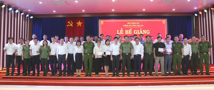Đại diện lãnh đạo Công an tỉnh phối hợp với Công ty TNHH một thành viên Xăng dầu Bắc Tây Nguyên và Công ty Công nghiệp Hóa chất mỏ Tây Nguyên trao giấy chứng nhận cho các học viên. Ảnh: Đinh Yến Đại diện lãnh đạo Công an tỉnh phối hợp với Công ty TNHH một thành viên Xăng dầu Bắc Tây Nguyên và Công ty Công nghiệp Hóa chất mỏ Tây Nguyên trao giấy chứng nhận cho các học viên. Ảnh: Đinh Yến