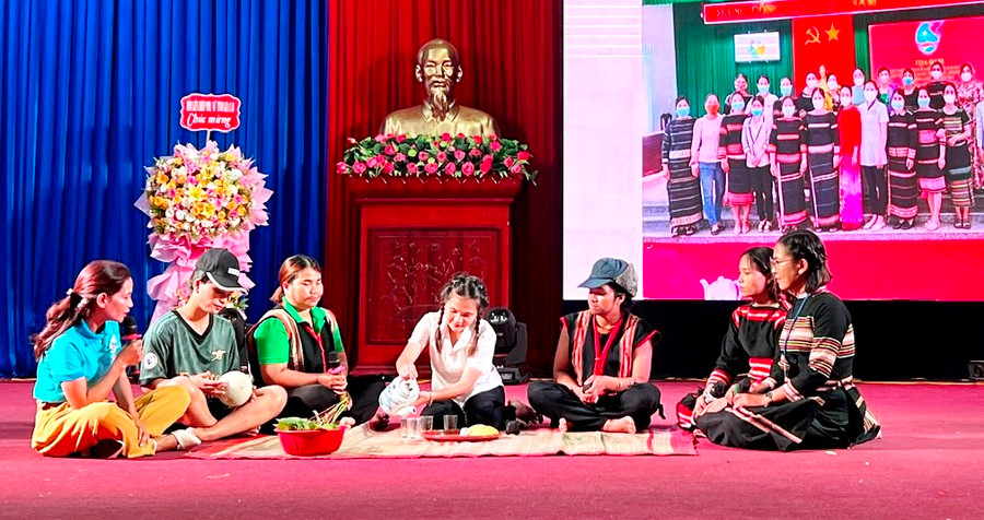 Phần thi khá ấn tượng của Đội xã Chư Á với vở kịch "Phòng chống tảo hôn". Ảnh: Đinh Yến Phần thi khá ấn tượng của Đội xã Chư Á với vở kịch "Phòng chống tảo hôn". Ảnh: Đinh Yến