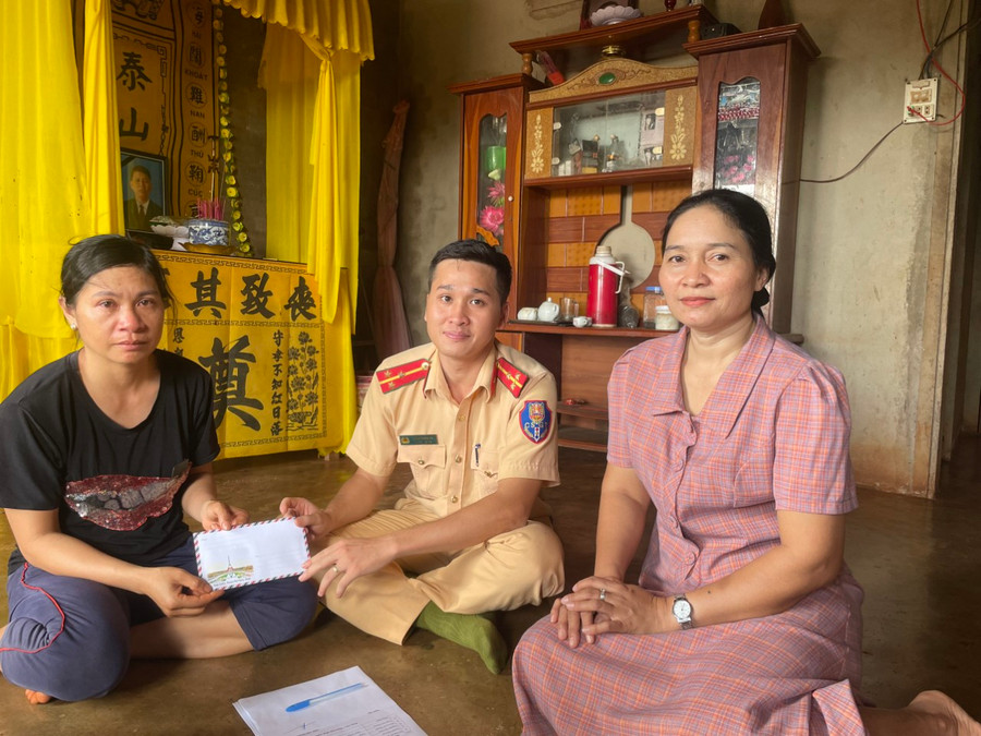 Đoàn đến thăm, tặng quà, động viên gia đình có nạn nhân tử vong do tai nạn giao thông. Ảnh: Thu Huyền
